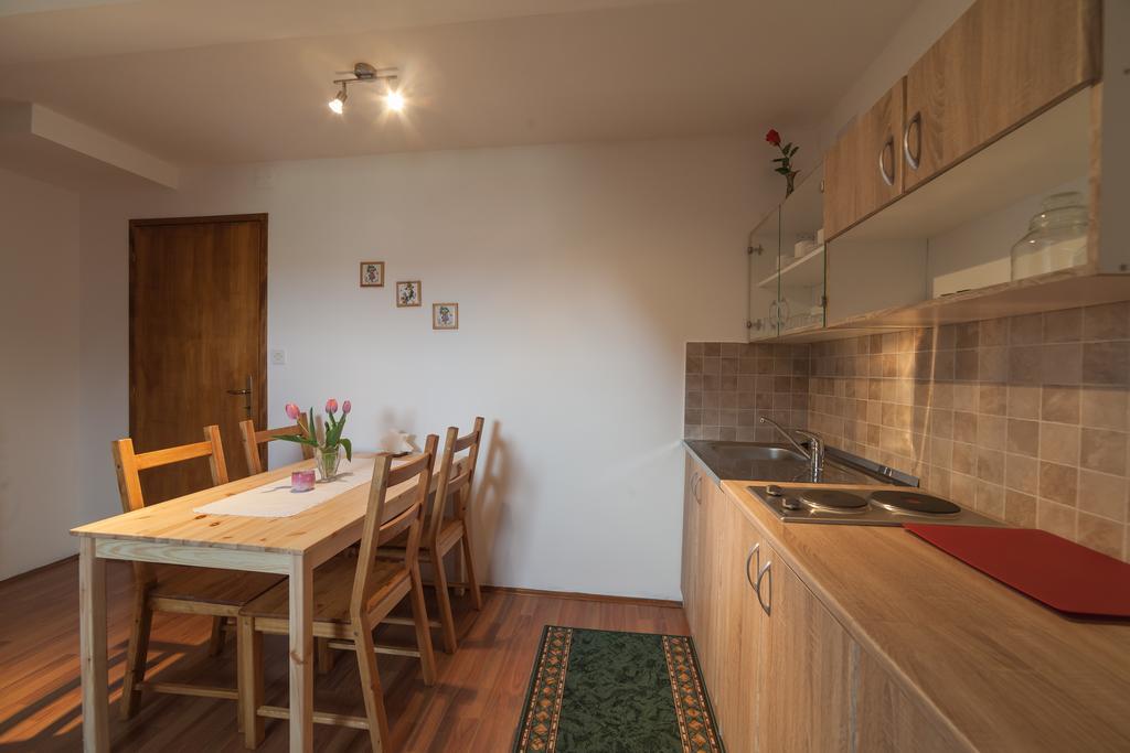 Breza Guesthouse Слуни Экстерьер фото
