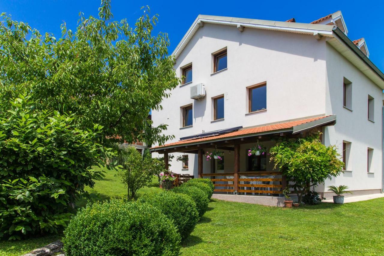 Breza Guesthouse Слуни Экстерьер фото